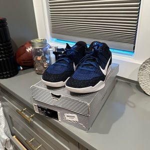 Kobe XI 11 elite mark Parker size 11 worn 6 times indoors.